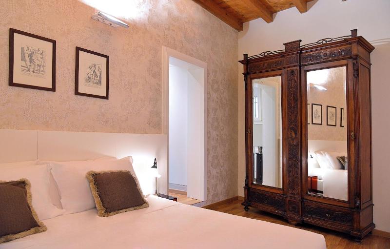 Phi Hotel Bologna Apartments - Oda