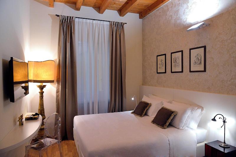 Phi Hotel Bologna Apartments - Oda
