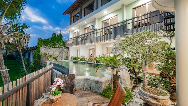 Juli House - Genel
