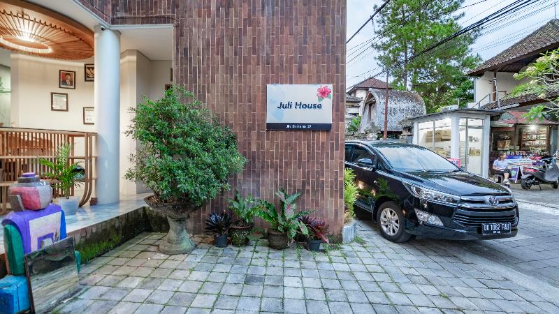Juli House - Genel