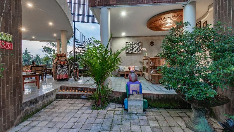 Juli House - Genel