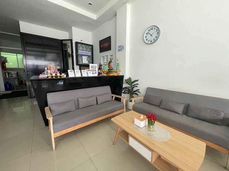 T & C Hotel Patong Beach By Zuzu - Lobi