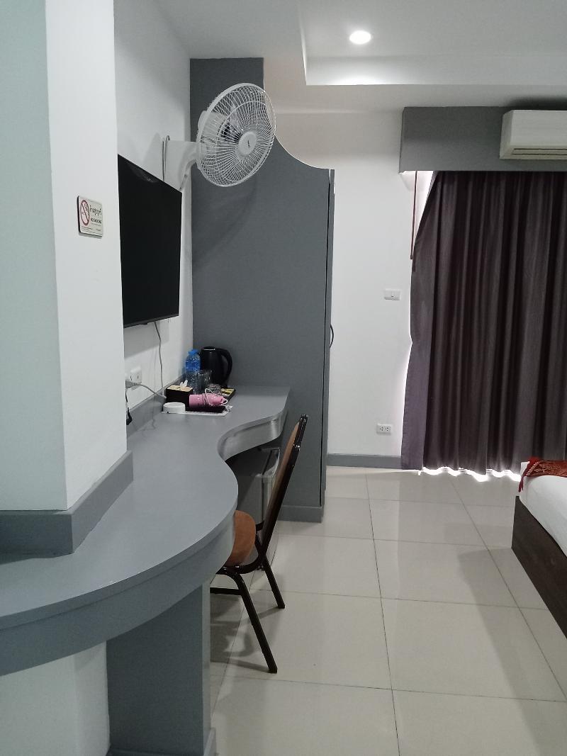 T & C Hotel Patong Beach By Zuzu - Oda