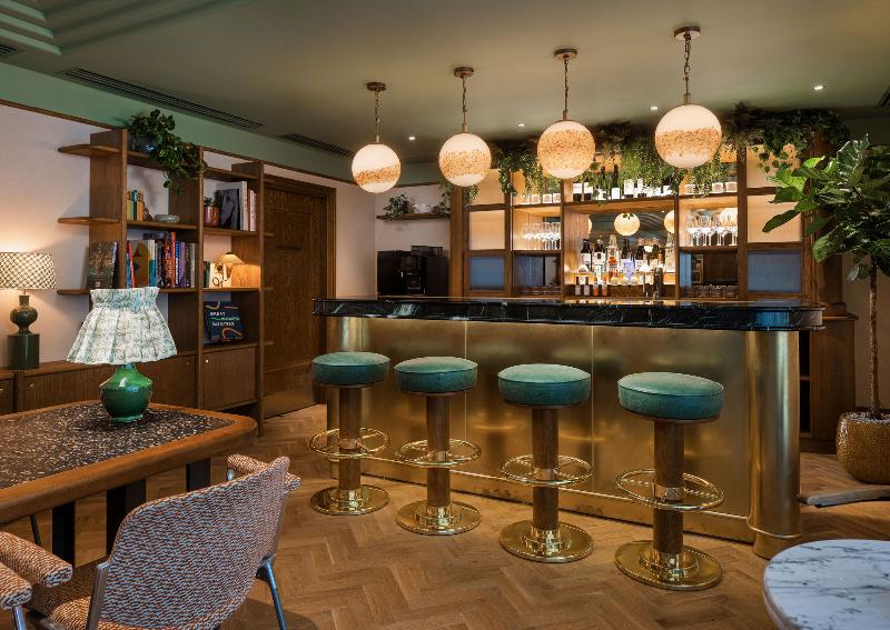 The July London Victoria - Bar
