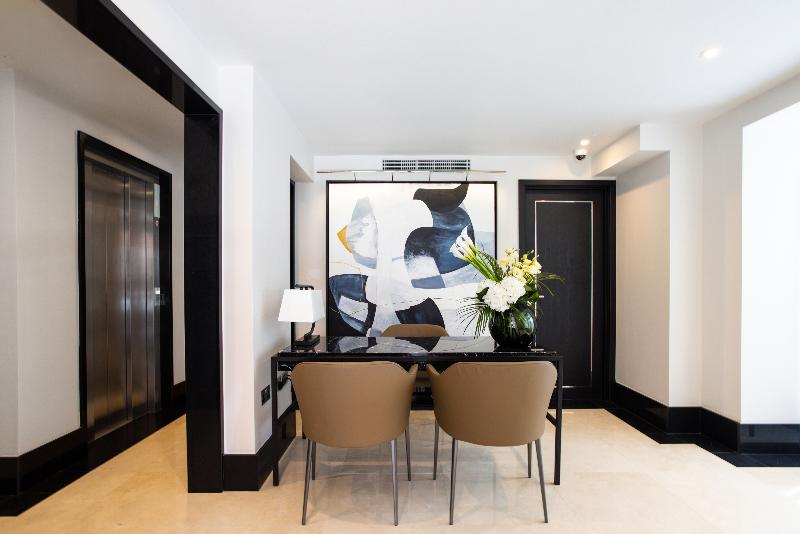 15 Basil Street Apartments - Lobi