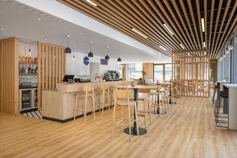 Holiday Inn Express & Suites Sion - Lobi