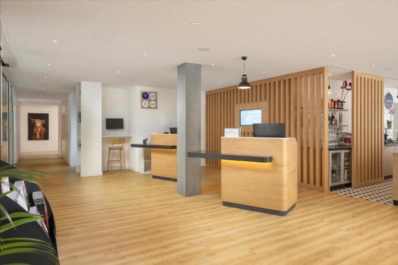 Holiday Inn Express & Suites Sion - Lobi