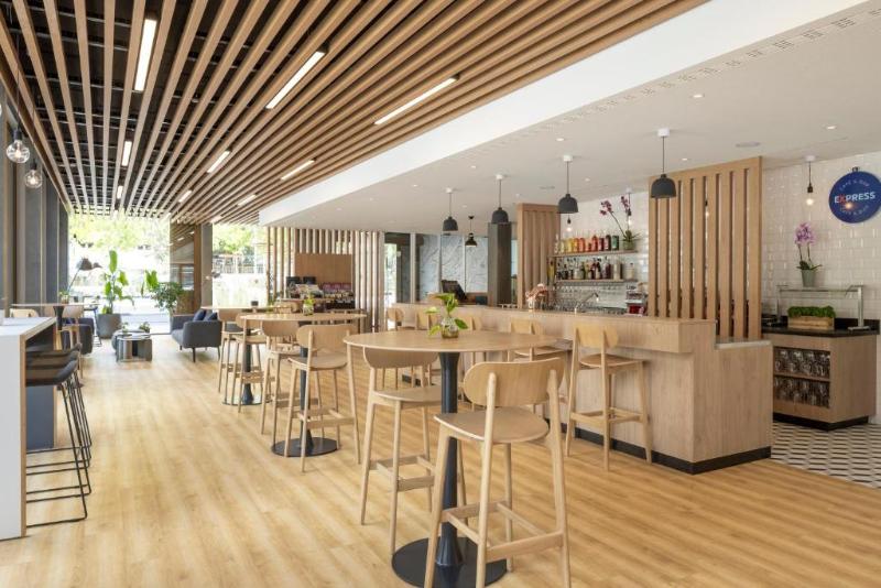 Holiday Inn Express & Suites Sion - Lobi