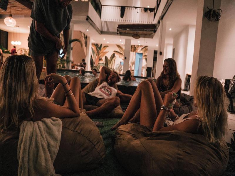 Coco & Pineapple Pants Hostel By Zuzu - Lobi