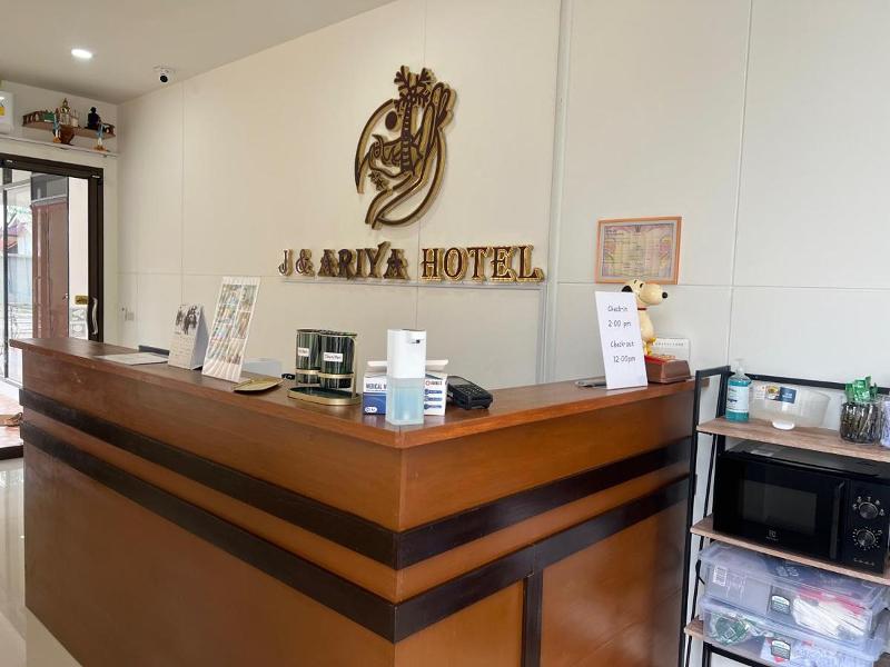 J & Ariya Hotel By Zuzu - Lobi