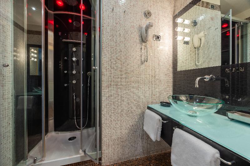 De Luxe Inn 6 Guest House - Oda