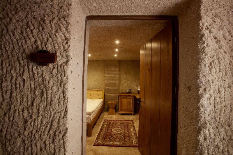 Narcissos Cave - Oda