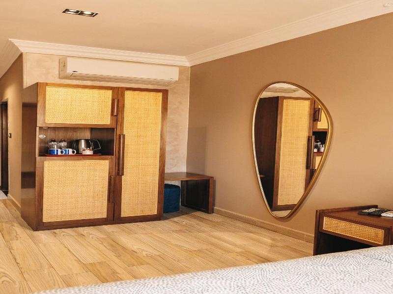 Jimmy Pyramids Hotel - Oda