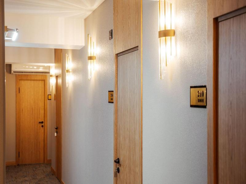 White Breeze Hotel - Lobi