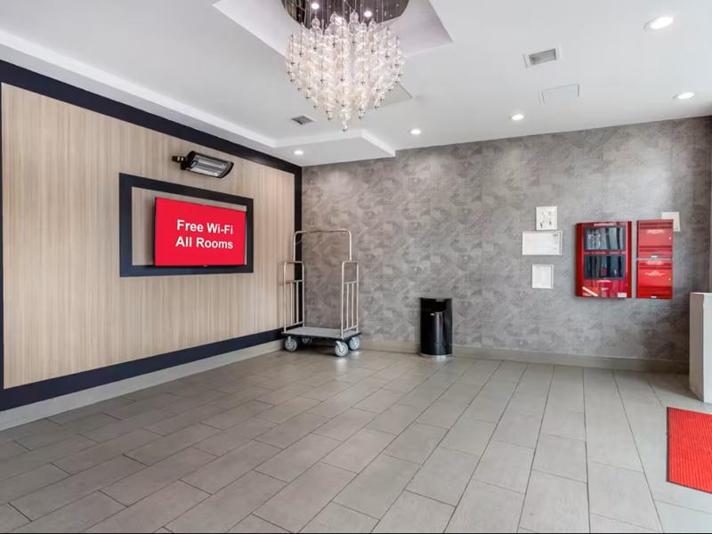 Red Roof Plus + Brooklyn - Flatbush Ave - Lobi