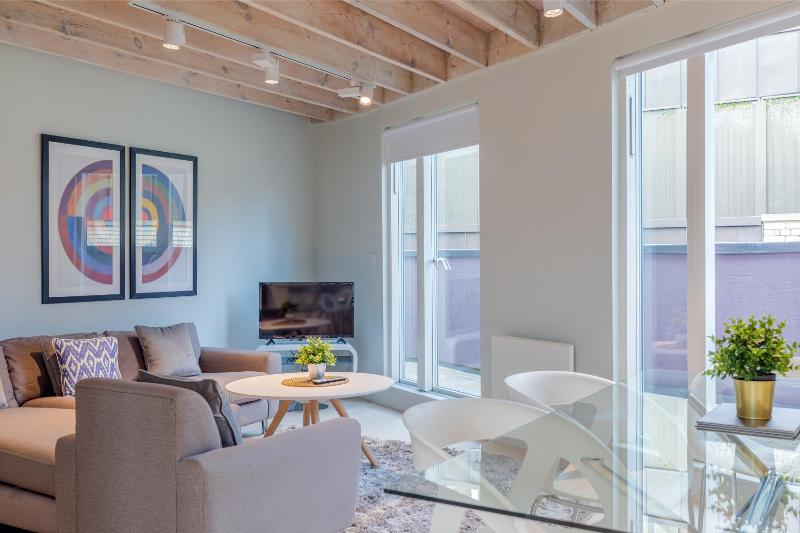 Excel Apartments Ltd - Oda