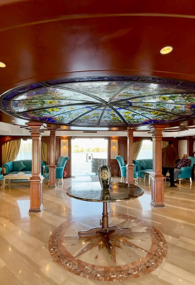 Prince Omar Cruise - Lobi