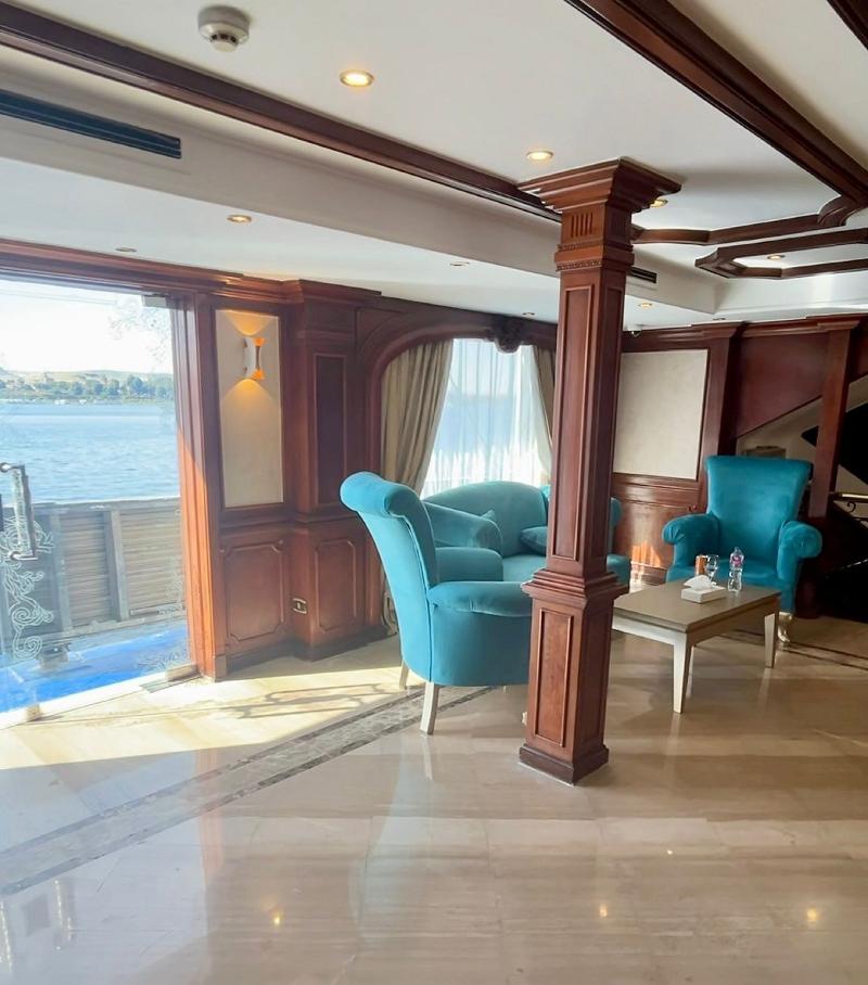 Prince Omar Cruise - Lobi