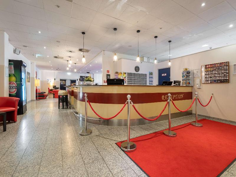 Premier Inn Berlin City Süd - Lobi