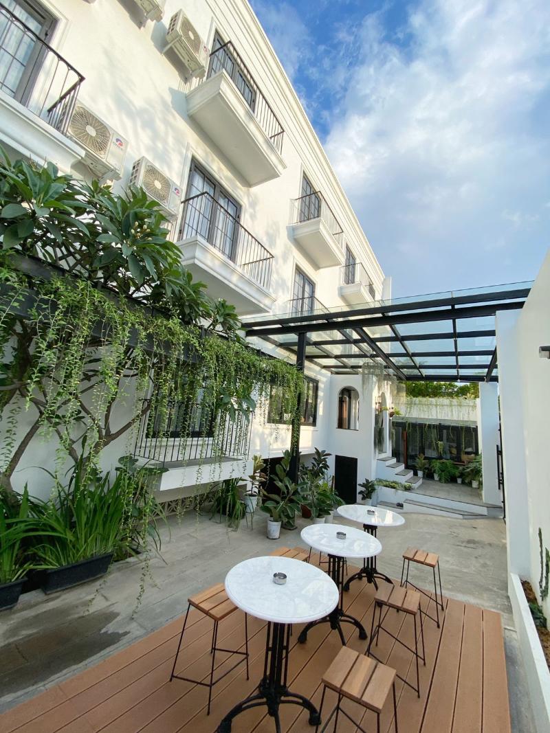 Loewy's Home - Lobi