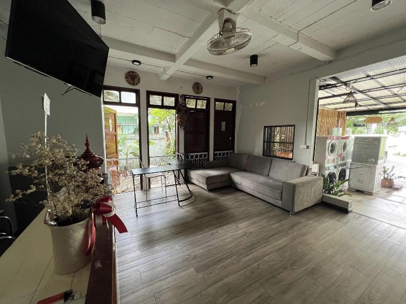 Orchid Hostel Near Bumrungrad hospital By Zuzu - Lobi