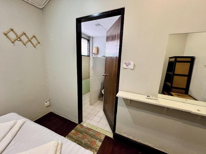 Orchid Hostel Near Bumrungrad hospital By Zuzu - Oda