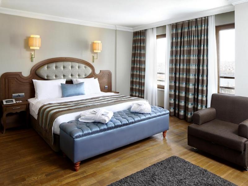 Grand Halic Goldenhorn - Genel