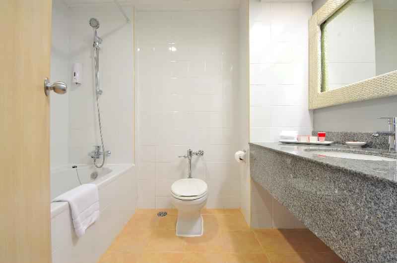Ramada by Wyndham Phuket Southsea - Oda
