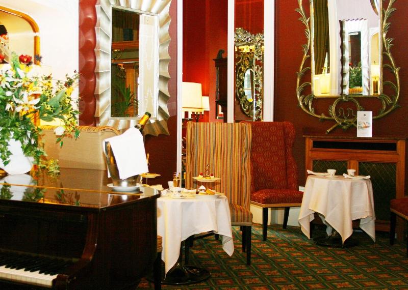 Best Western Plough & Harrow Hotel - Lobi