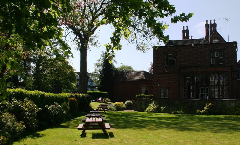 Best Western Plough & Harrow Hotel - Teras