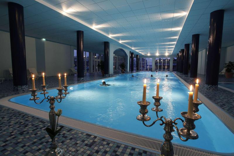Sunday Resort Hafendorf Rheinsberg Hotel - Havuz