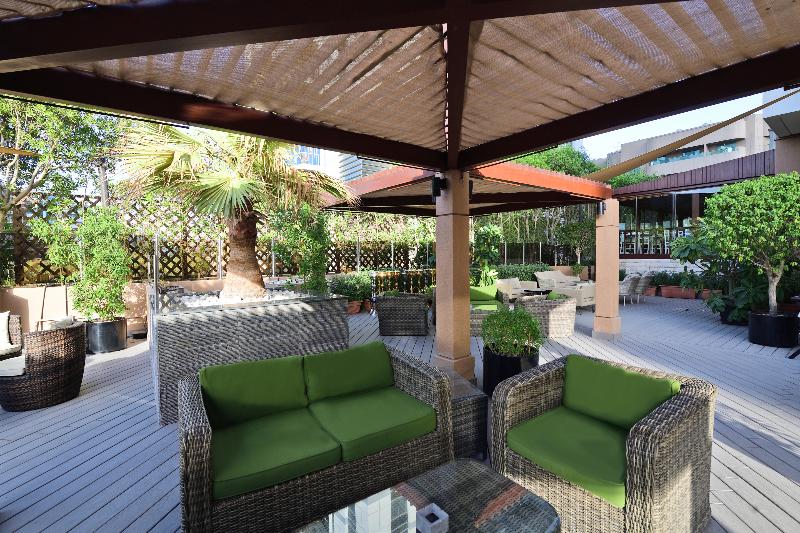 Majestic City Retreat Hotel - Teras