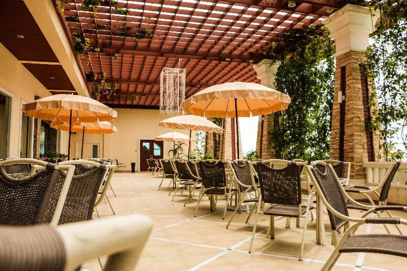 Grand Pacific Sovereign Resort & Spa - Teras