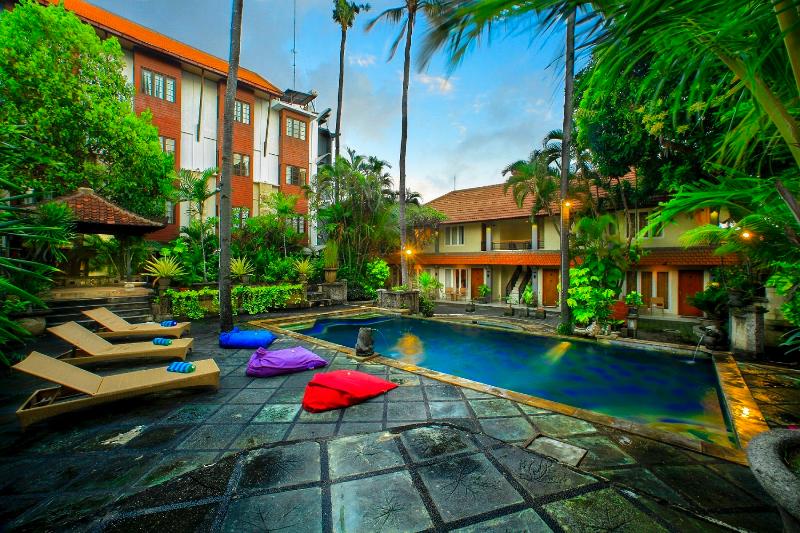 Restu Bali Hotel Legian - Havuz