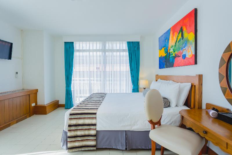 Waterfront Suites Phuket by Centara - Oda