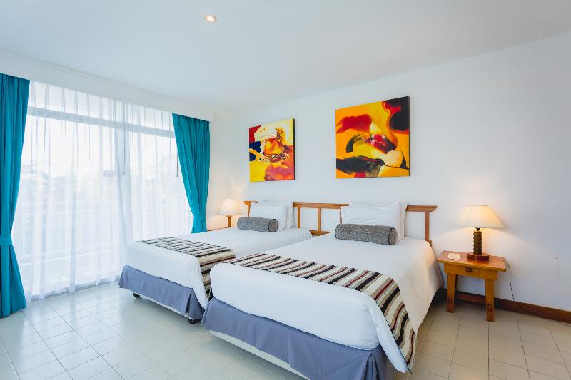 Waterfront Suites Phuket by Centara - Oda