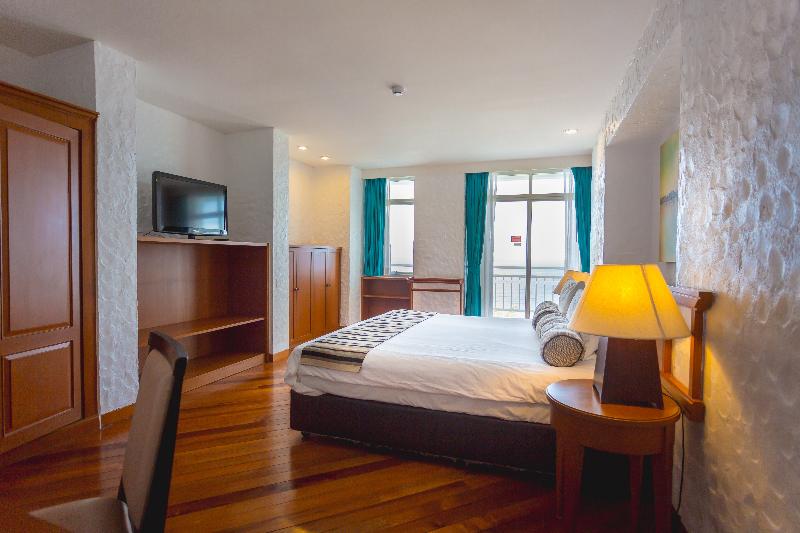 Waterfront Suites Phuket by Centara - Oda