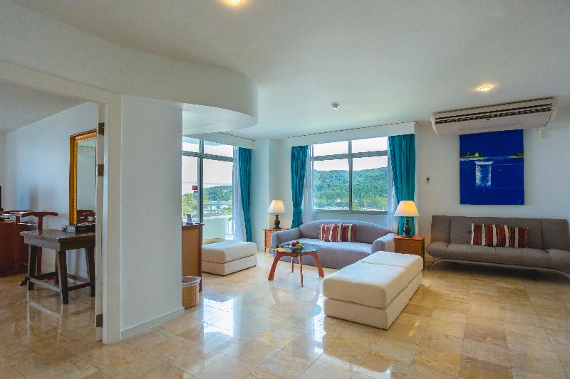 Waterfront Suites Phuket by Centara - Oda
