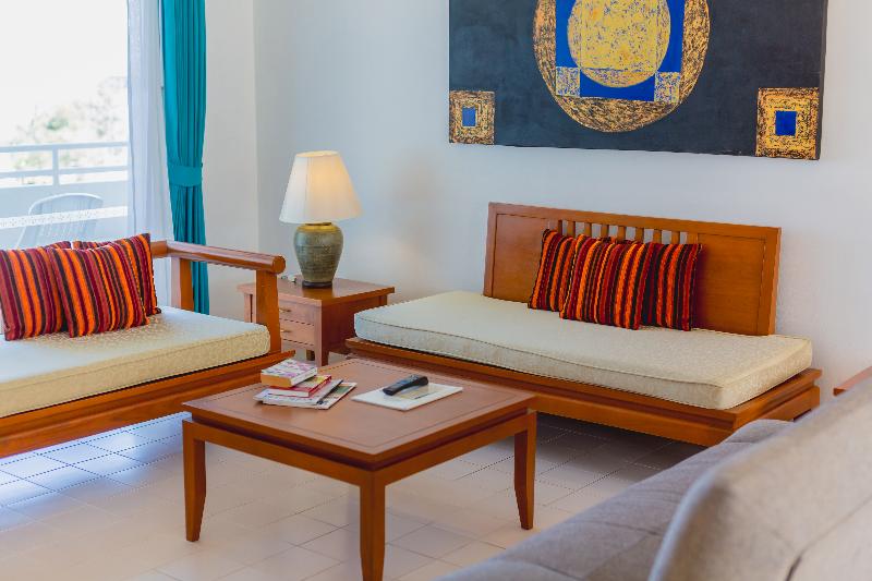 Waterfront Suites Phuket by Centara - Oda