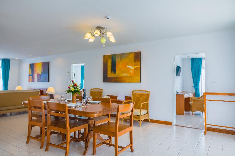 Waterfront Suites Phuket by Centara - Oda