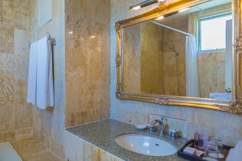Waterfront Suites Phuket by Centara - Oda