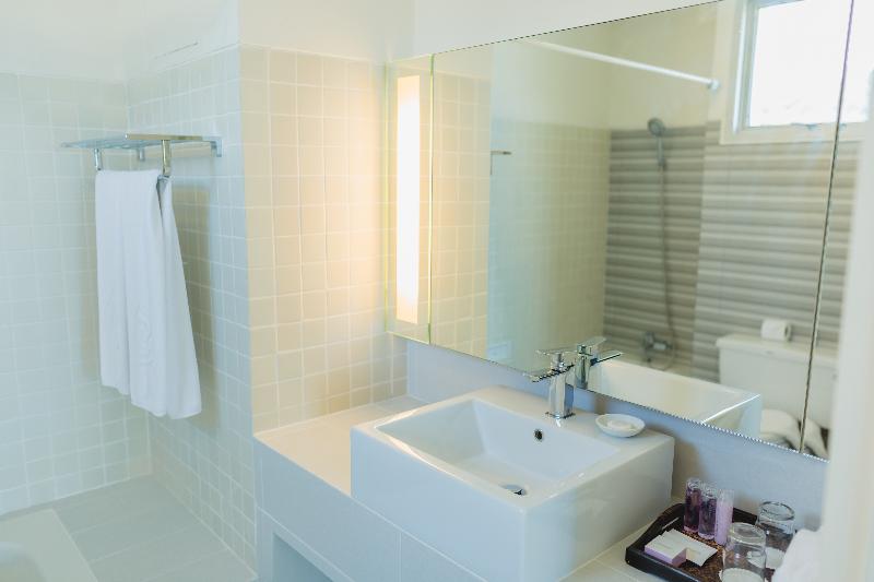 Waterfront Suites Phuket by Centara - Oda