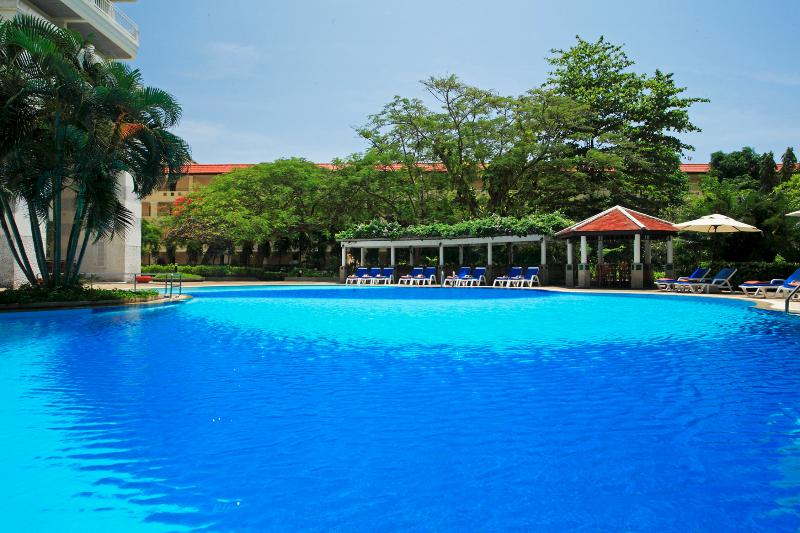 Waterfront Suites Phuket by Centara - Havuz
