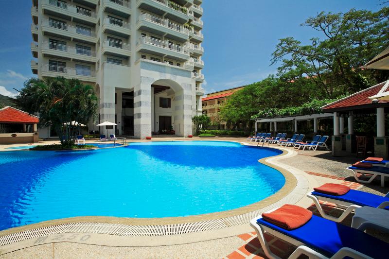 Waterfront Suites Phuket by Centara - Havuz