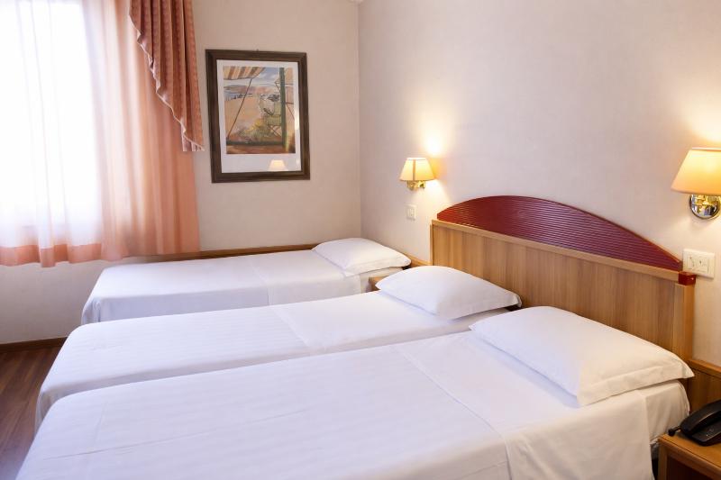 Phi Hotel Ambra - Oda
