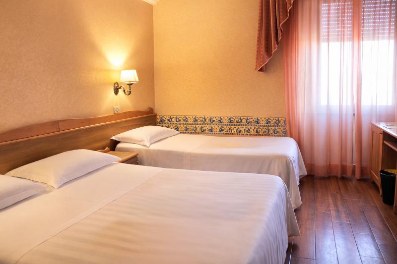 Phi Hotel Ambra - Oda