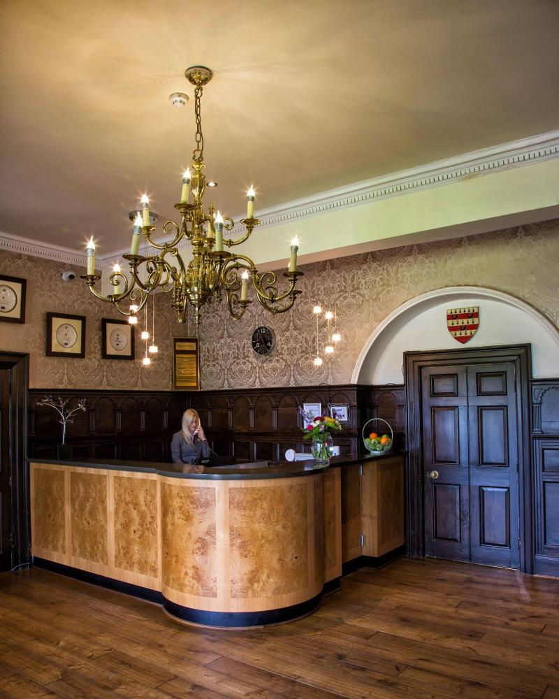 Waterton Park Hotel - Lobi
