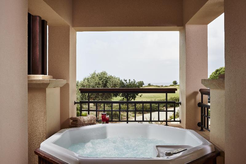 Aphrodite Hills Hotel - Oda