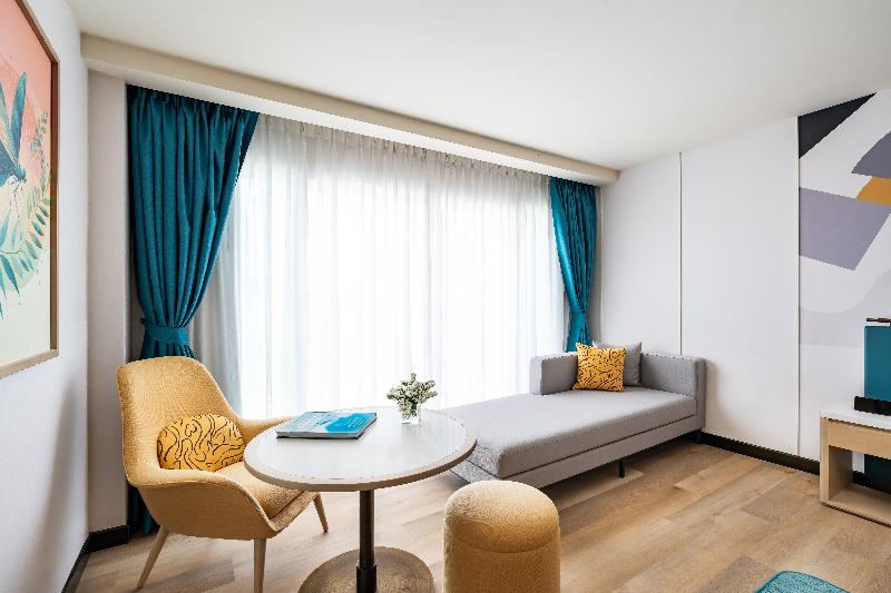 M Social Hotel Phuket - Oda
