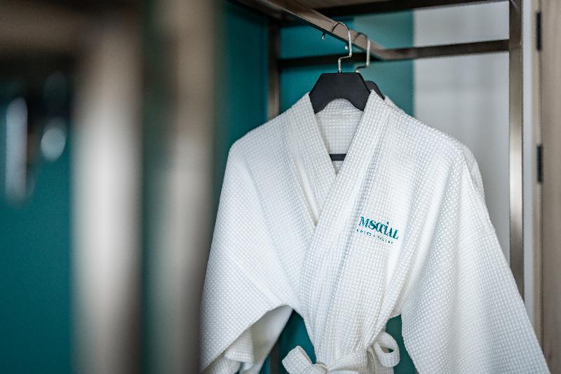 M Social Hotel Phuket - Oda